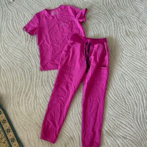 Figs Medium Vibrant Pink Scrub Set